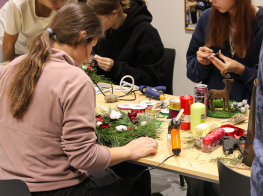 Jaunieši radošajā darbnīcā pie galda