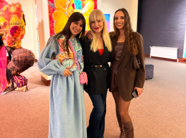 Trīs sievietes stāv