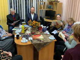 Grāmatu klubiņa tikšanās pie galda