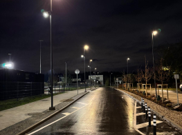 Ielas skats ar laternām tumšā laikā