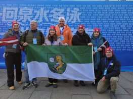 Daudz cilvēki uz zila fona