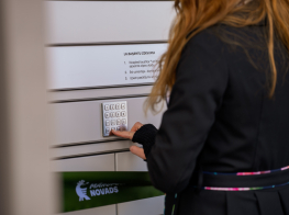 Sieviete pie grāmatu bibliomāta