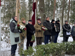 cilvēku pulks ziemas āra pasākumā