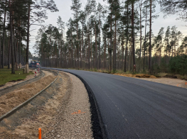 ceļu būvdarbu posms ar asfaltētu ielu