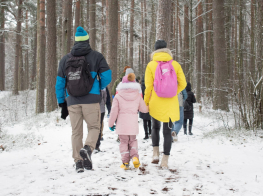 Pārgājiena dalībnieki mežā - sniegotā takā
