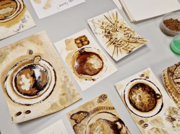 Radošie darbi uz krāsaina fona