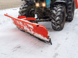 Sniega tīrīšanas tehnika uz ietves