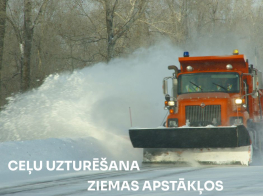 mašīna tīra sniegu uz ceļa