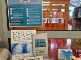 Grāmatu izstāde plauktos