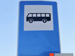 Pieturvietas zīme brīvdabā