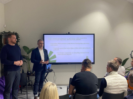 Ekrāns pie sienas un cilvēki