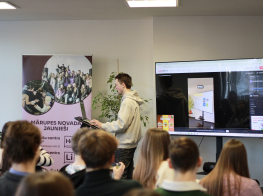 Vīrietis pie datora un cilvēku galvas