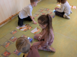 Bērni sēž uz grīdas