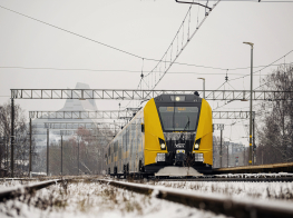 Vilciens uz sliedēm ziemas dienā