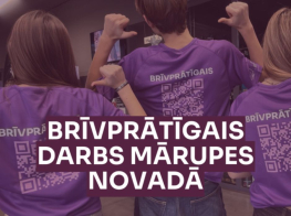 violetas noskaņas attēls ar jauniešiem uz kuru krekliņumugurām ir uzraksts - brīvprātīgie