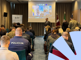 cilvēki semināra telpā