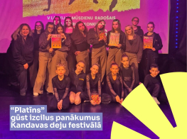 violetas noskaņas bilde ar bērniem un jauniešiem uz skatuves, kurus apspīd violeta gaisma