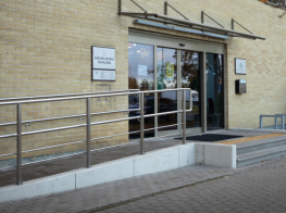 Ēkas ieejas durvju foto