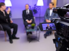 Trīs vīrieši sēž