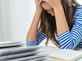 Meitene saķērusi galvu