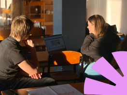 jaunieši pie datora, pilda uzdoto darbu