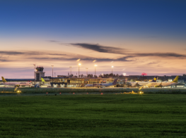 Rīgas lidostas āra teritorija vakara gaismās