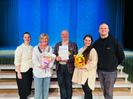 deju kolektīvu vadītāji ar diplomiem, pie skatuves