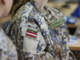 Jaunsardzes apģērbs ar Latvijas karogu