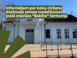 dzelzceļa stacijas ēkas foto ar teksta grafiku virsū