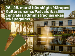 Ēkas pagalma foto ar teksta elementu grafiku virsū