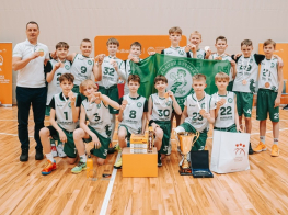 sporta komandas foto gaišā telpā