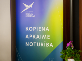 Krāsains telpu baneris ar tekstu un grafiku