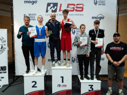 Sportisti pēc sacensībām uz pjedestāla