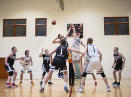 Basketbolisti spēlē gaišā zālē