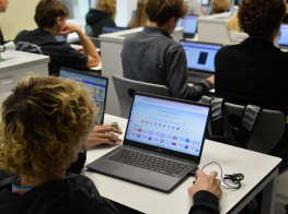 jaunieši strādā pie datora