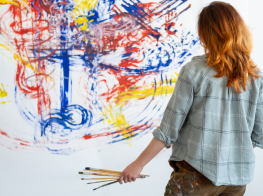 mākslas darba tapšana pie gaišas sienas