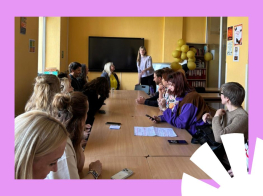 pie galda vairāki cilvēki, notiek apmācības