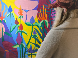 koša glezna ar ziediem ko aplūko sieviete