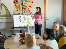 padomes sēde, priekšā lektore