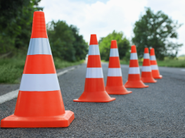 ceļa segums ar ierobežojošiem konusiem