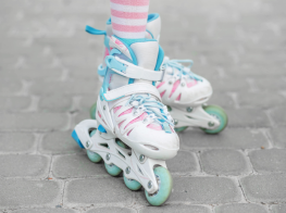 Krāsainas skrituļslidas uz pelēka bruģa seguma