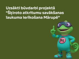 Tumši zaļš fons ar baltu teksta grafiku un krāsainu animācijas varoni