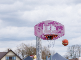 Basketbola grozs ārtelpā
